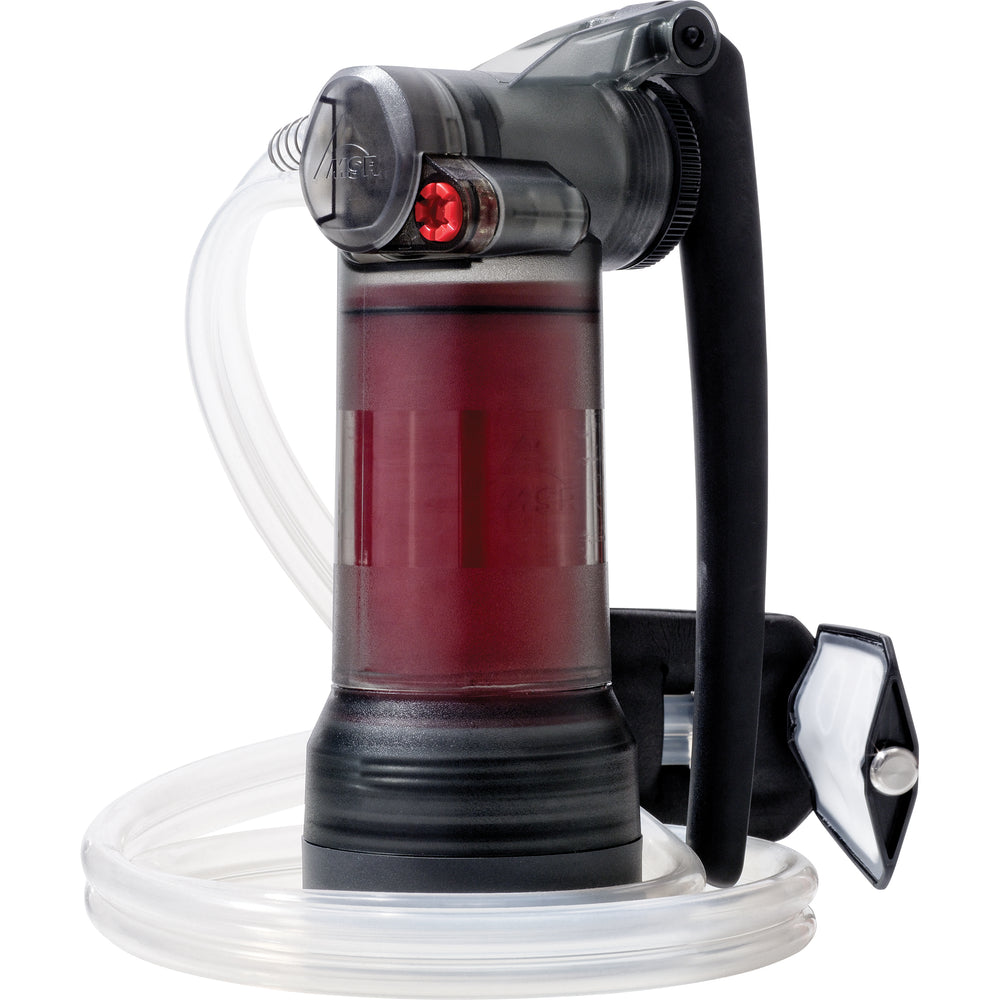 Насосный MSR Guardian Purifier с ручкой, двойным шлангом и входным предфильтром.