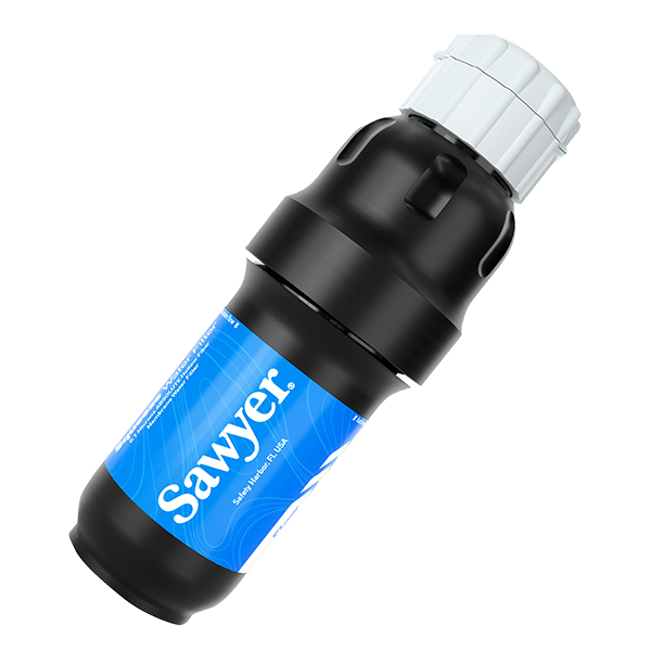 Чёрный фильтр Sawyer Squeeze с синей этикеткой и белой питьевой крышкой.